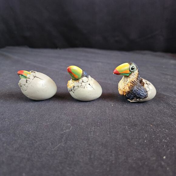 Three Hatching Toucan Babies Clay Figurines Signed HFM - Picture 2 of 7
